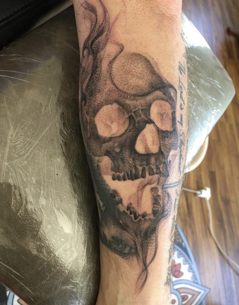 smokey skull in black and grey with pepper shading